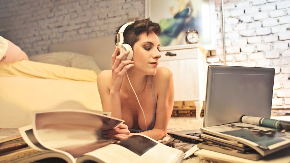 Pessoa pessoa electronic time clock office wall