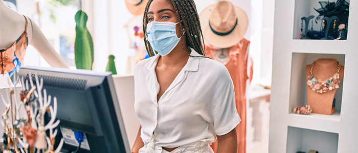 Funcionário utilizando um tablet para gerenciar o estoque, mostrando a automação comercial nos bastidores.