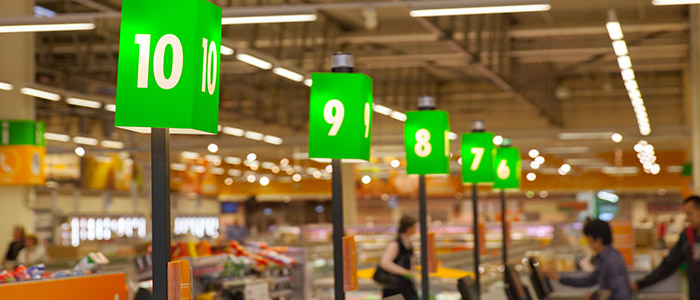 Funcionário de varejo utilizando um tablet para gerenciar o estoque, um exemplo de automação comercial.