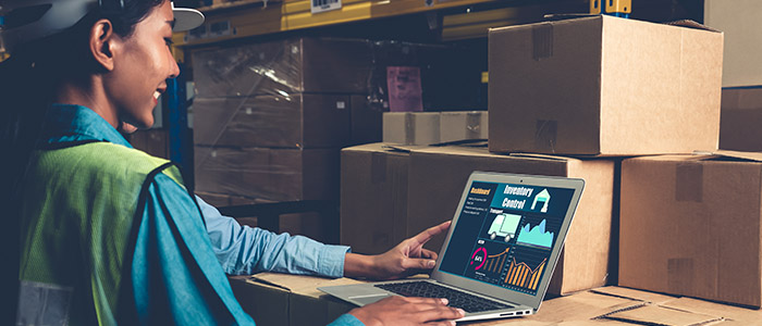 Colaborador usando sistema de automação comercial para controle de estoque