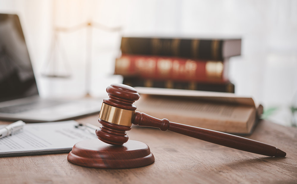 Equipe de RH analisando dados de controle de ponto em compliance com a Portaria 671