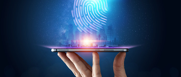 Pessoa utilizando fechadura biométrica para abrir uma porta de escritório.