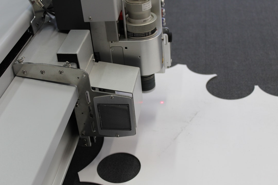 Cliente usando self-checkout e pegando comprovante de impressora térmica não fiscal