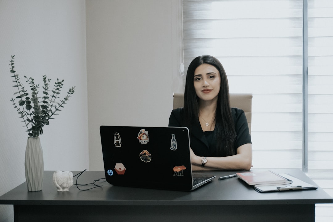 Empresário analisando dados de automação comercial e pagamentos PIX