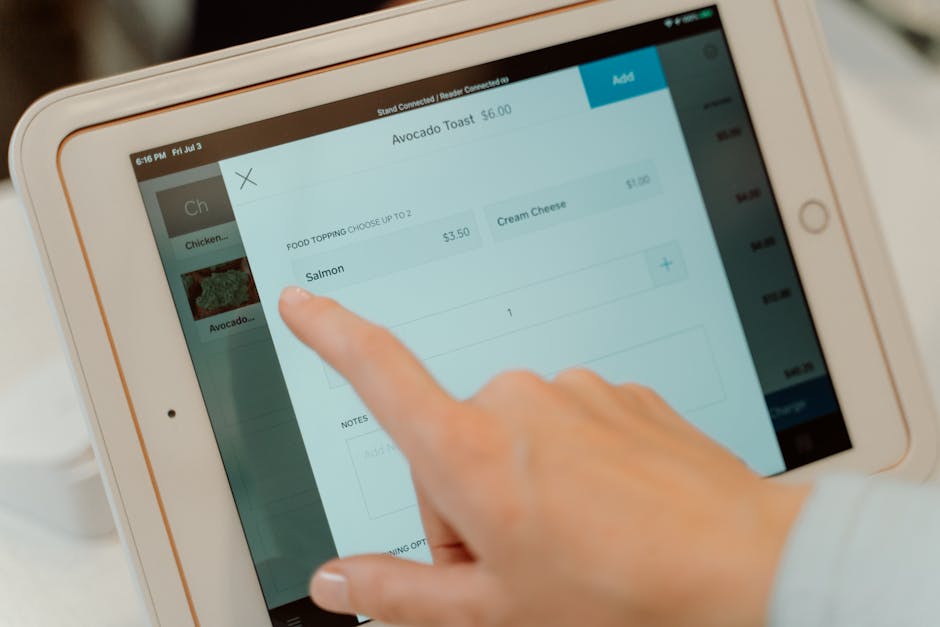 Funcionário de loja auxiliando um cliente a usar o terminal de self checkout.