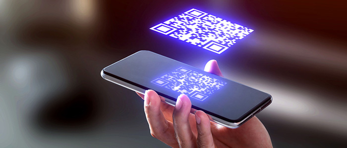 Pessoa utilizando catraca com QR Code para acesso em ambiente corporativo