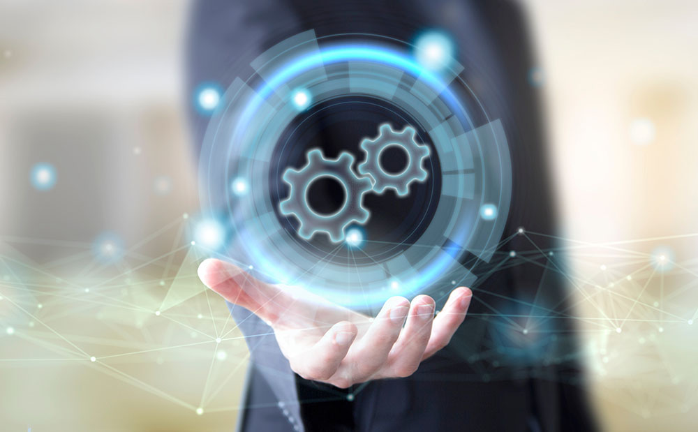 Técnico especializado realizando a instalação de um leitor de controle de acesso na parede.