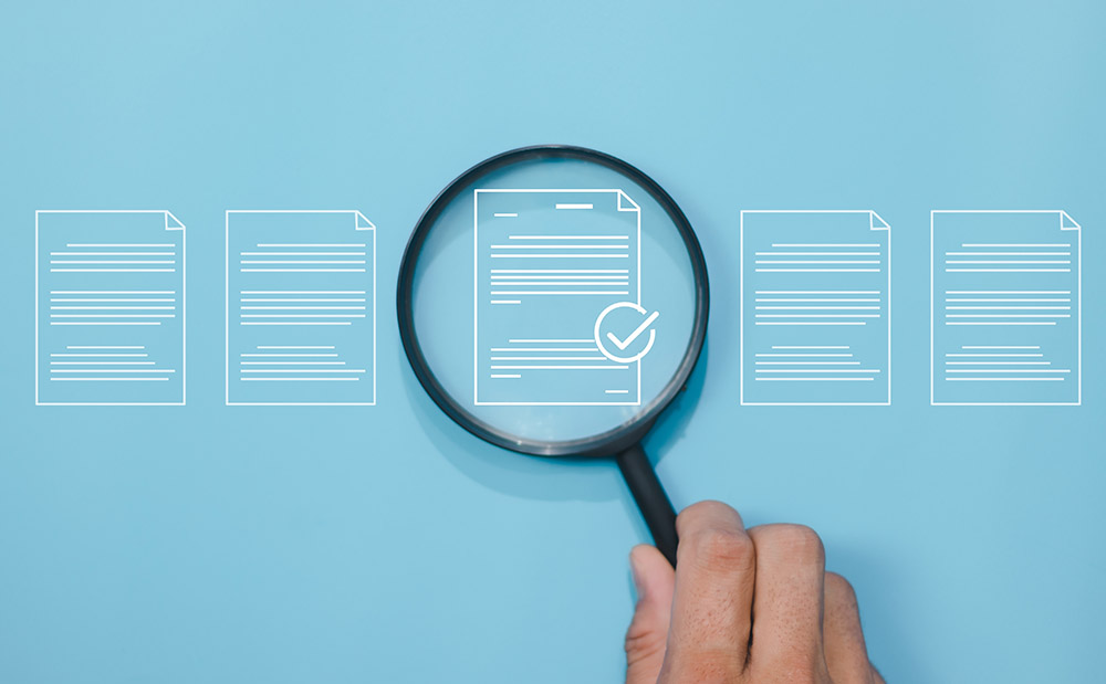 Funcionário utilizando biometria facial para controle de acesso em um escritório moderno