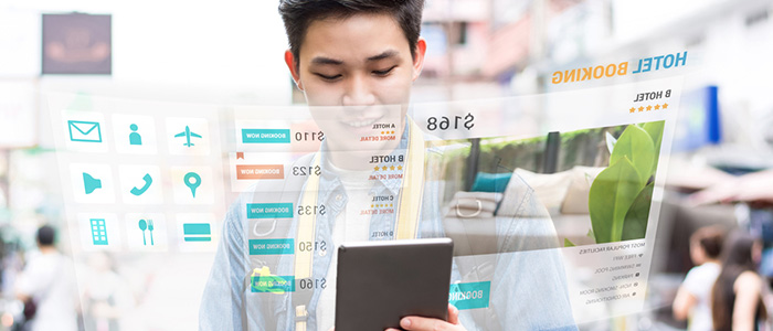 Jovem utilizando smartphone para controlar o acesso de portas em uma casa inteligente